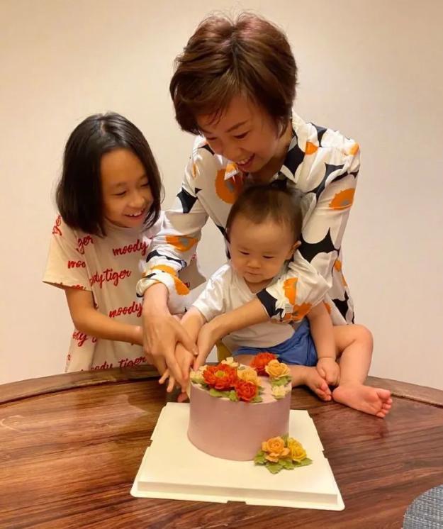 张怡宁真的很高兴。她为60岁的丈夫生了第二个孩子。她私下佩戴的花仍然显示出她的气质 张怡宁真的很高兴。她为60岁的丈夫生了第二个孩子。她私下佩戴的花仍然显示出她的气质
