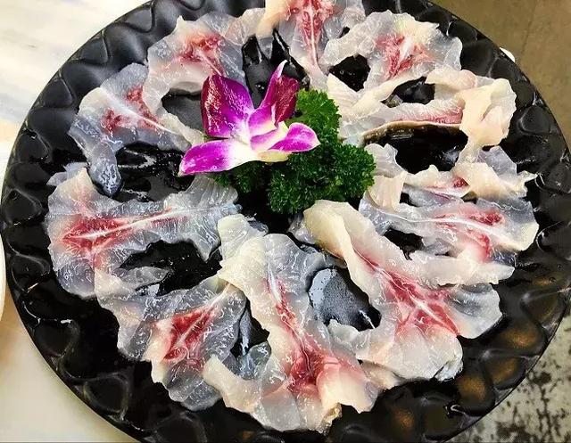 以纯净矿泉水为锅底的鱼肉火锅,是广东对九宫阁的报复 以纯净矿泉水为锅底的鱼肉火锅,是广东对九宫阁的报复