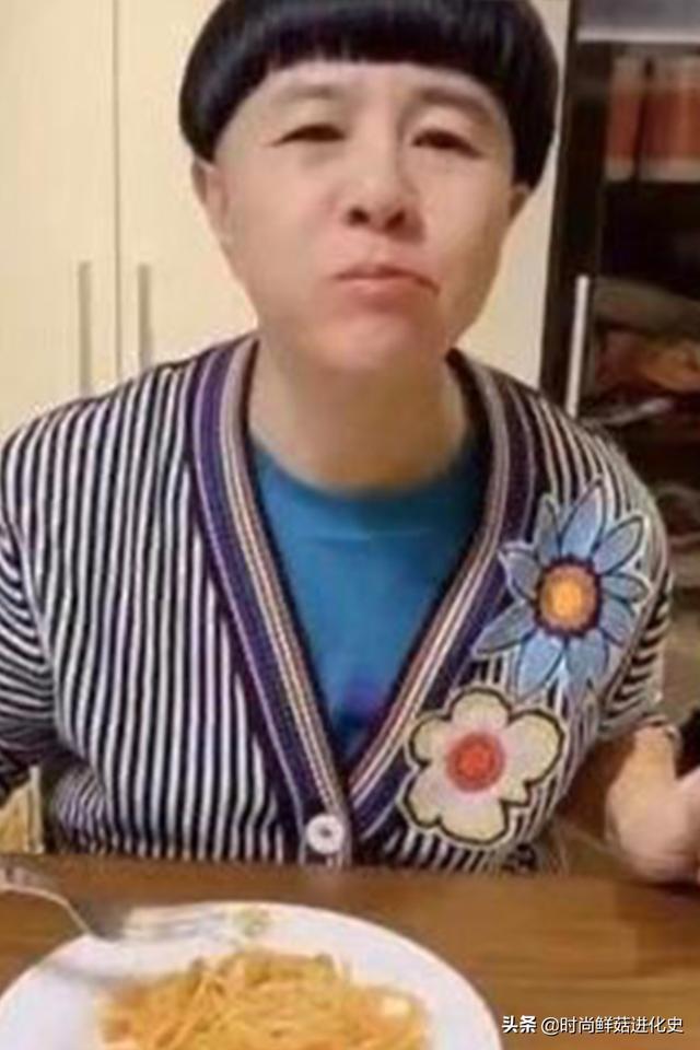 53岁“金龟子”刘纯燕做面条,关滤镜满脸皱纹,穿孩童装也太显老 53岁“金龟子”刘纯燕做面条,关滤镜满脸皱纹,穿孩童装也太显老