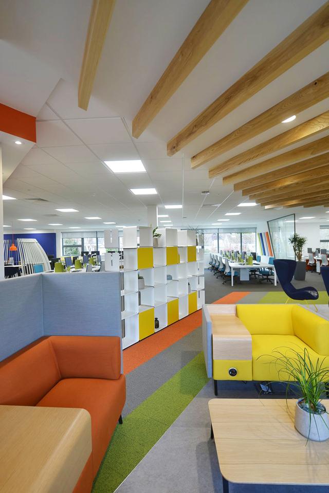 一室精彩英国smartsearch公司伊尔克利办公设计欣赏