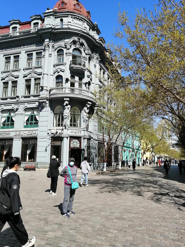 哈尔滨中央大街与松花江畔的照片