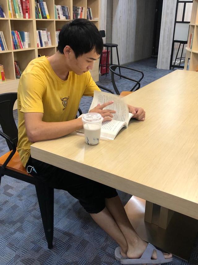 JK制服、动漫和富士康:想出走三和的“女装大神”
